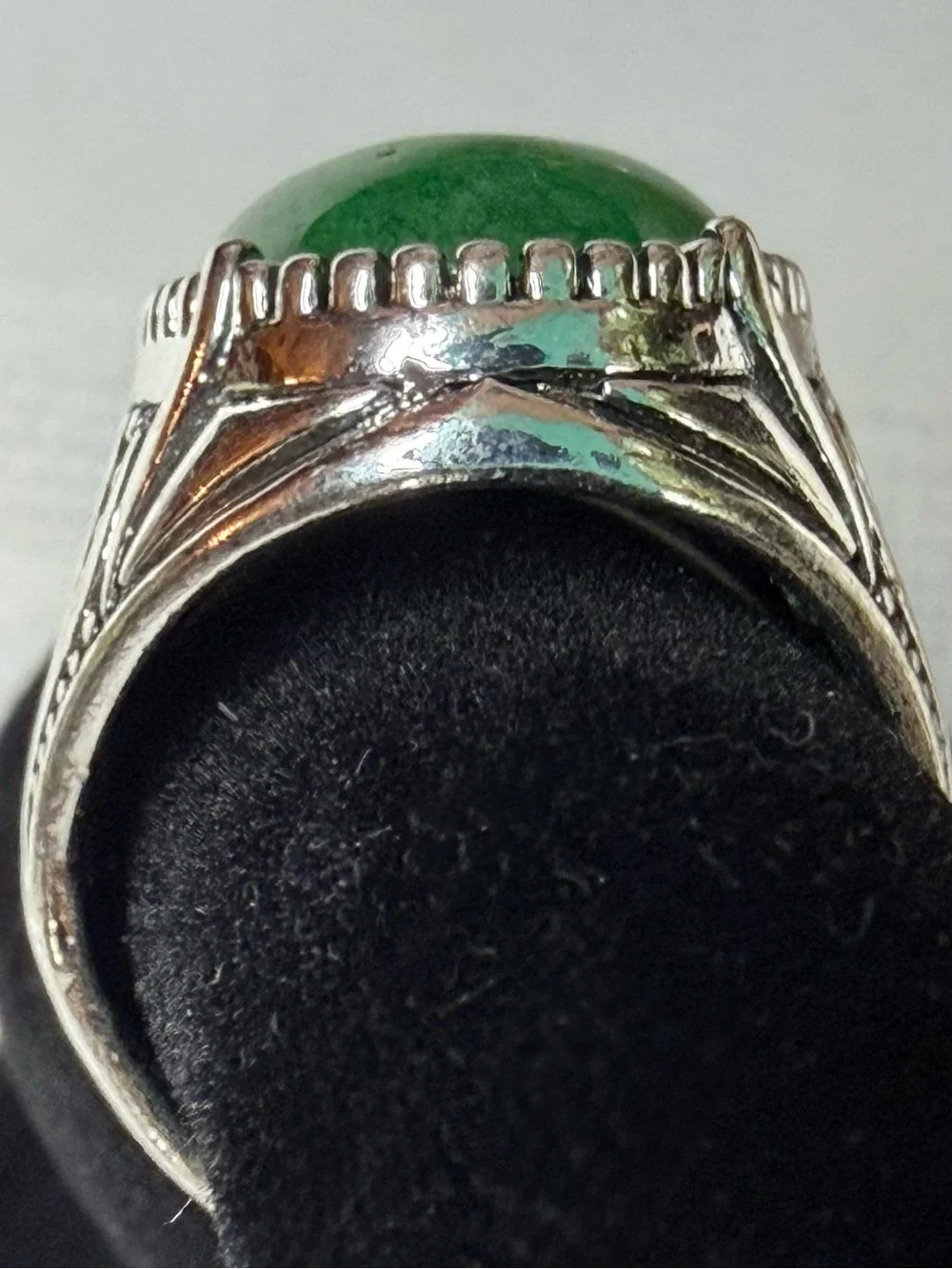 Shamrock Green Cabochon Jade Ring‎ size 8 Unisex